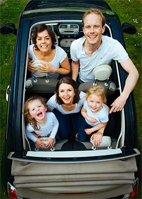 Famille à bord d'une voiture